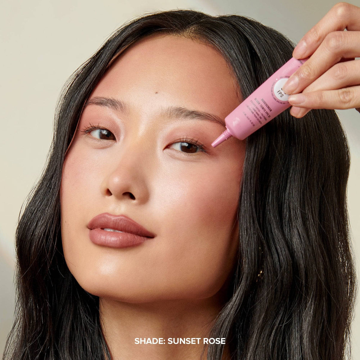 ヌードスクリーン ブラッシュ ティント サンセット ローズを目に塗るアジアの若い女性 - 10
