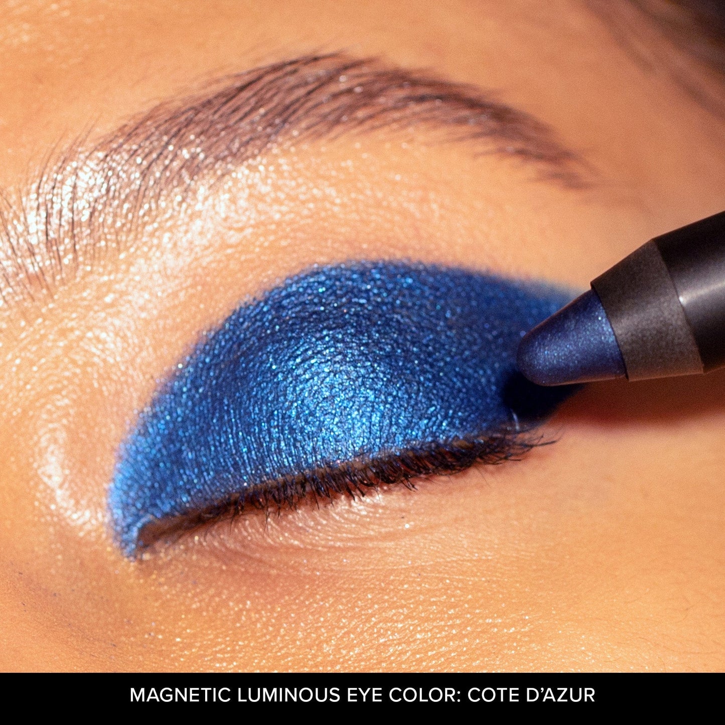 Close up of eyelid applying Magnetic Luminous Eye Color in shade Cote D'Azur-8