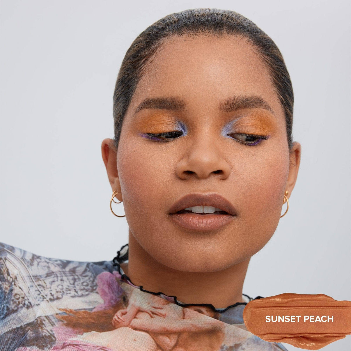 日没の桃の日陰で磁気ぬいぐるみ絵の具を着ている若い女性