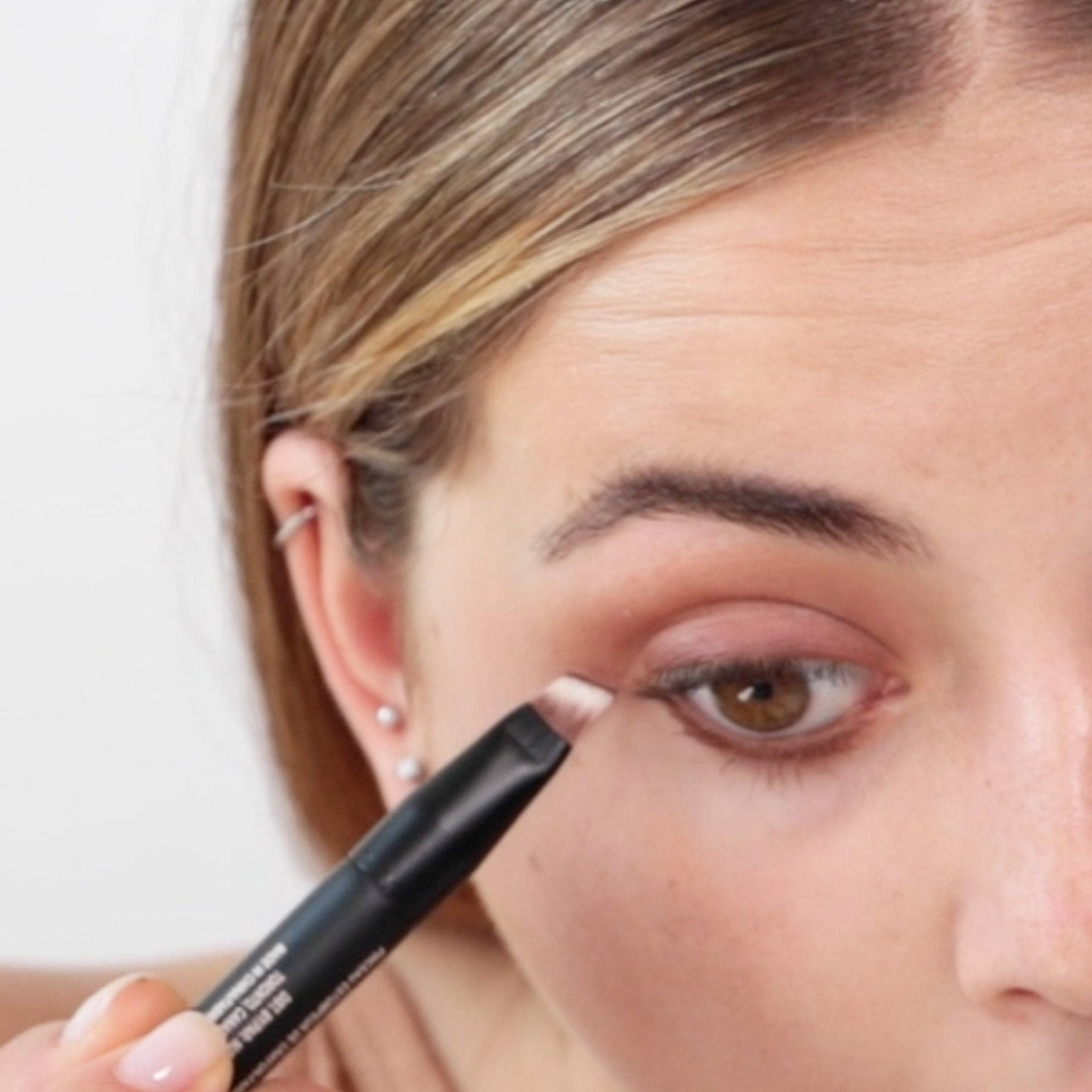 Model applying makeup with Pencil Blender brush 1