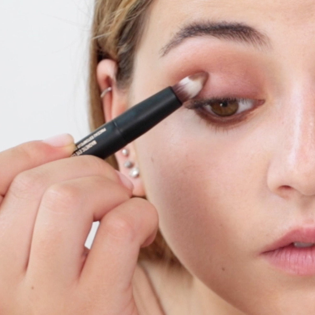Model applying makeup with Pencil Blender brush 3
