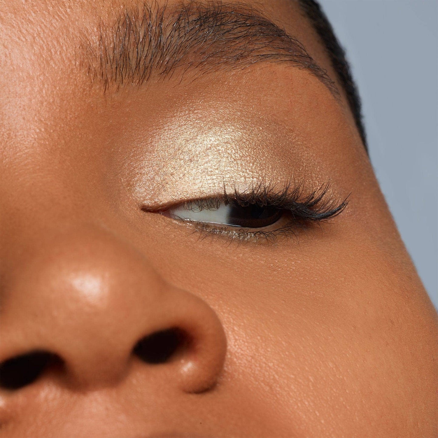 Eye makeup with Magnetic Eye Color in shade gilt-50